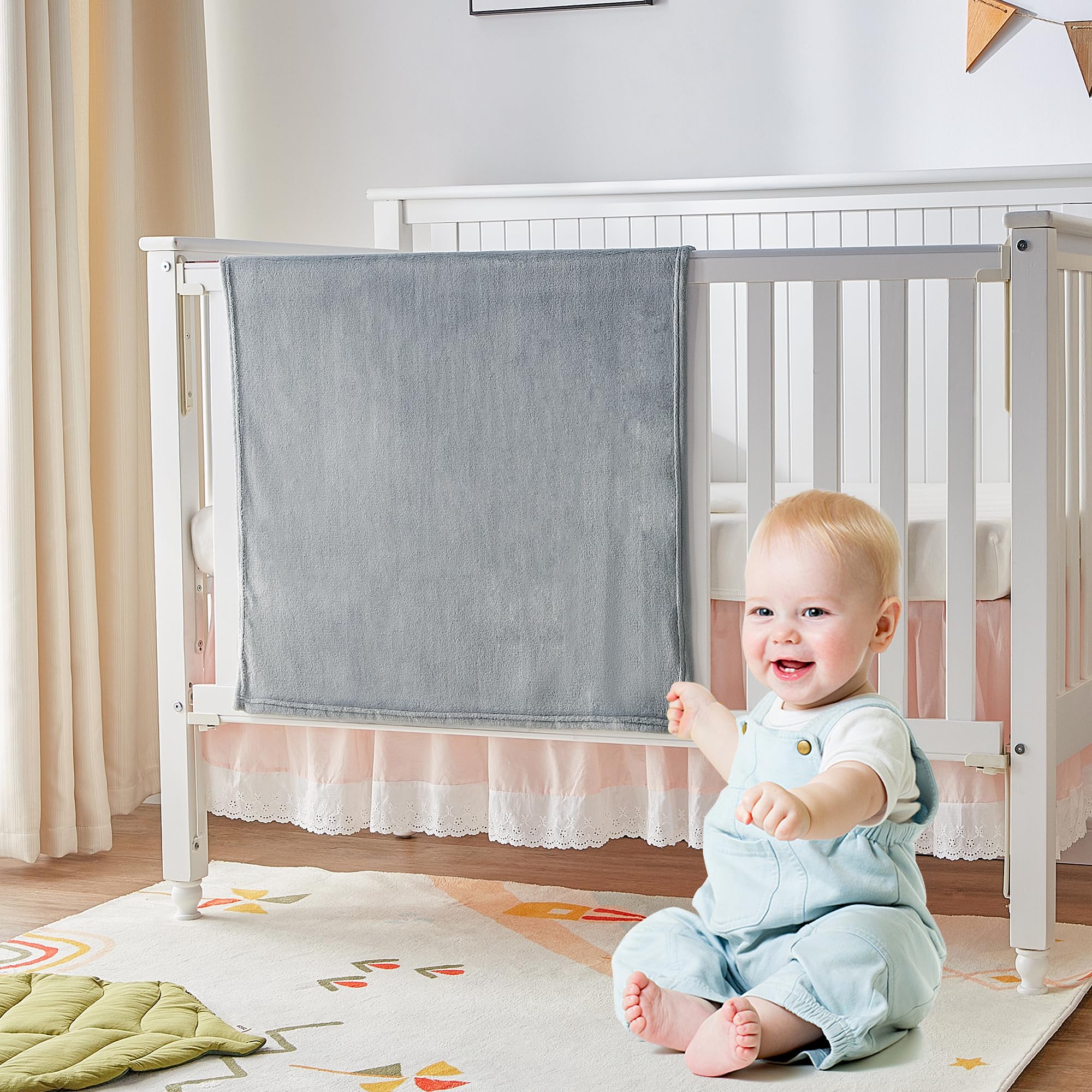 BEDELITE blanket-grey-fabric-detail showcases luxe color and plush texture in soft grey.
