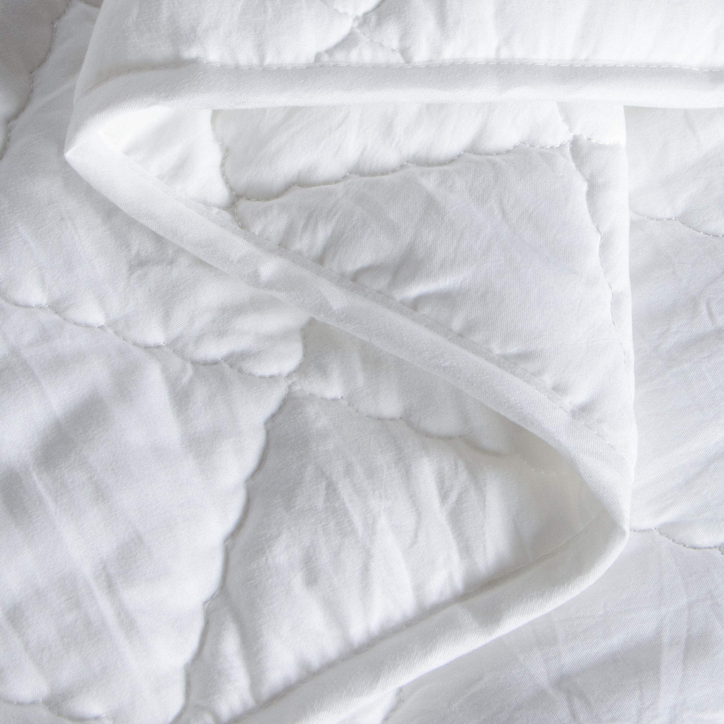 BEDSUM gift-ready-baby-shower-blanket presents a versatile color-friendly option