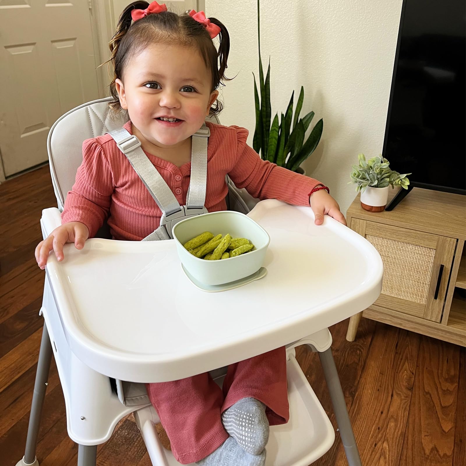 Bellababy 3in1 highchair removable plate simplifies cleanup after meals.