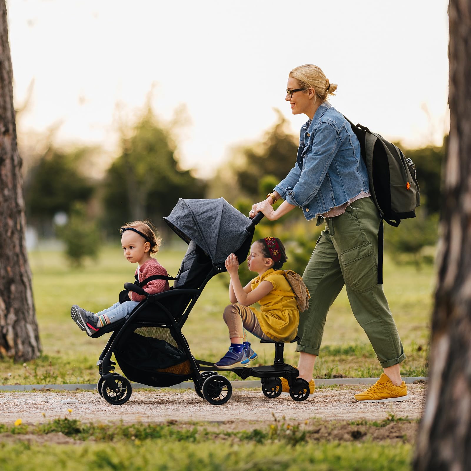 Belzvalle detachable-seat on stroller board offers flexible stand-or-sit options.