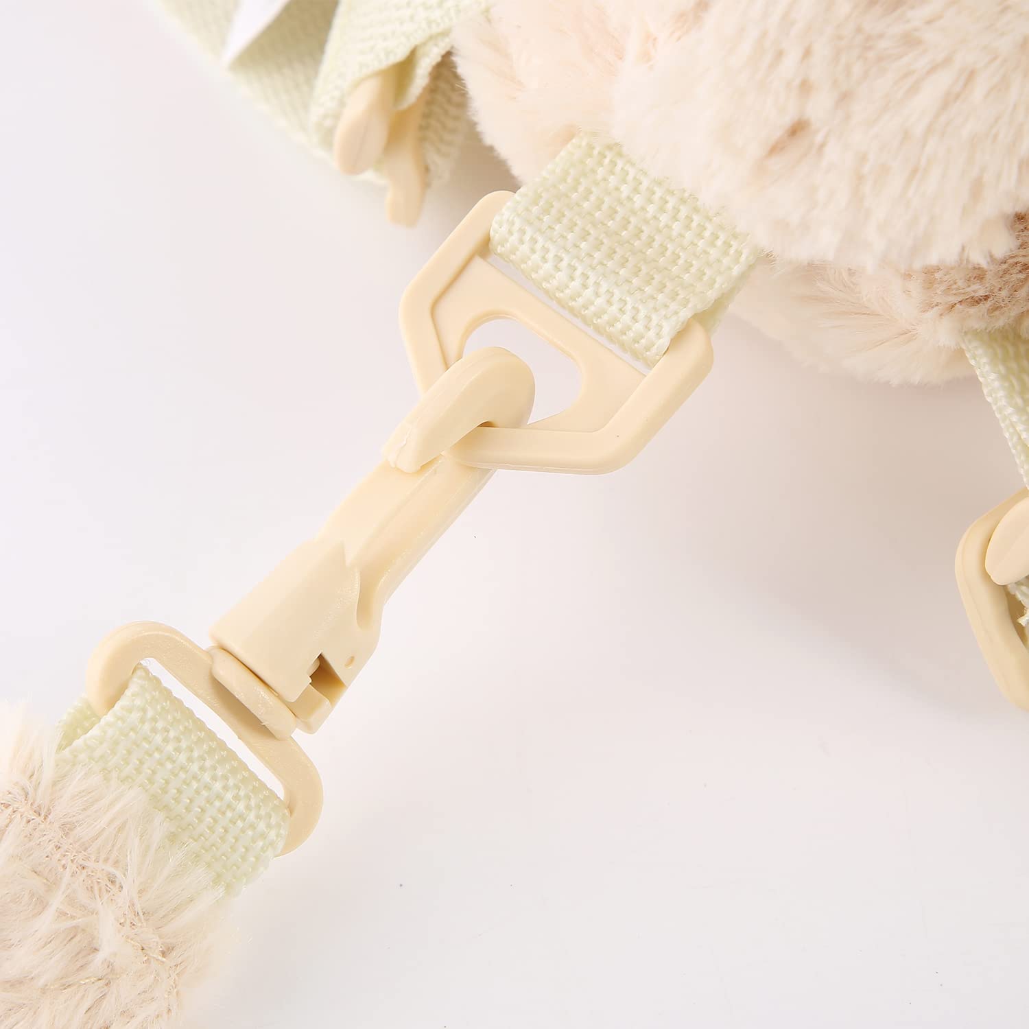Berhapy safety-leash tether 94cm illustrates controlled exploration during crowded outings.