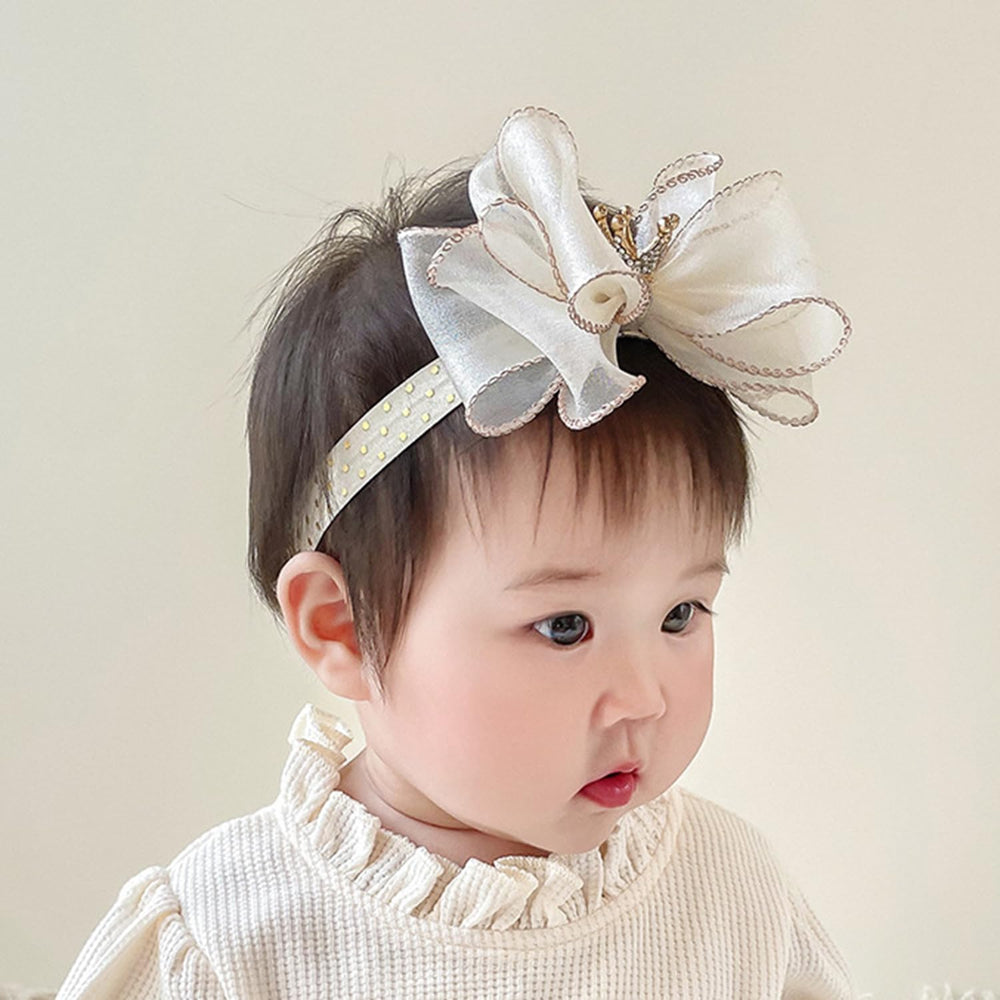 Bethynas headband at a birthday party photosession demonstrating adorable accessory