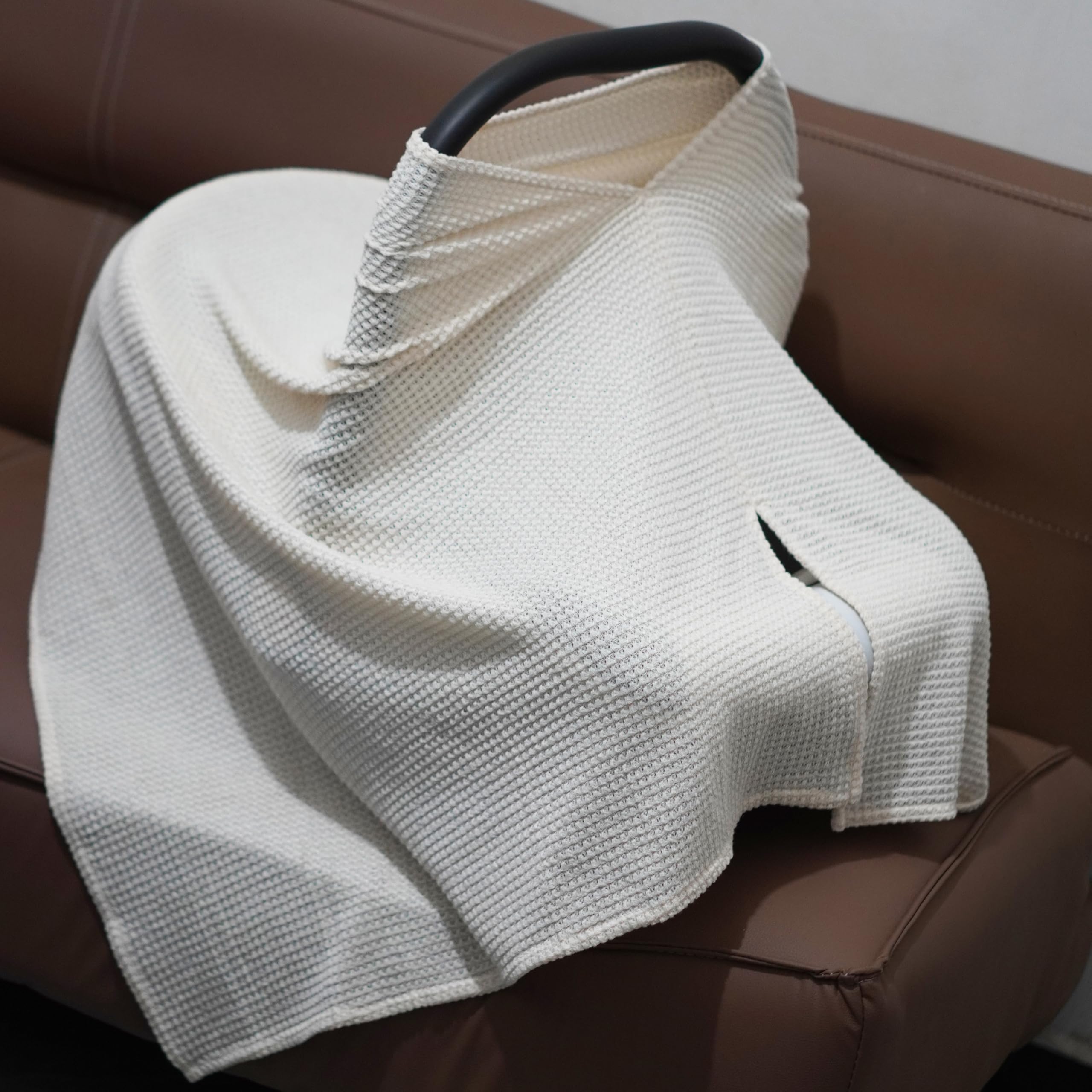 BEWDIO nursing cover as pumping cover keeps feed discreet.