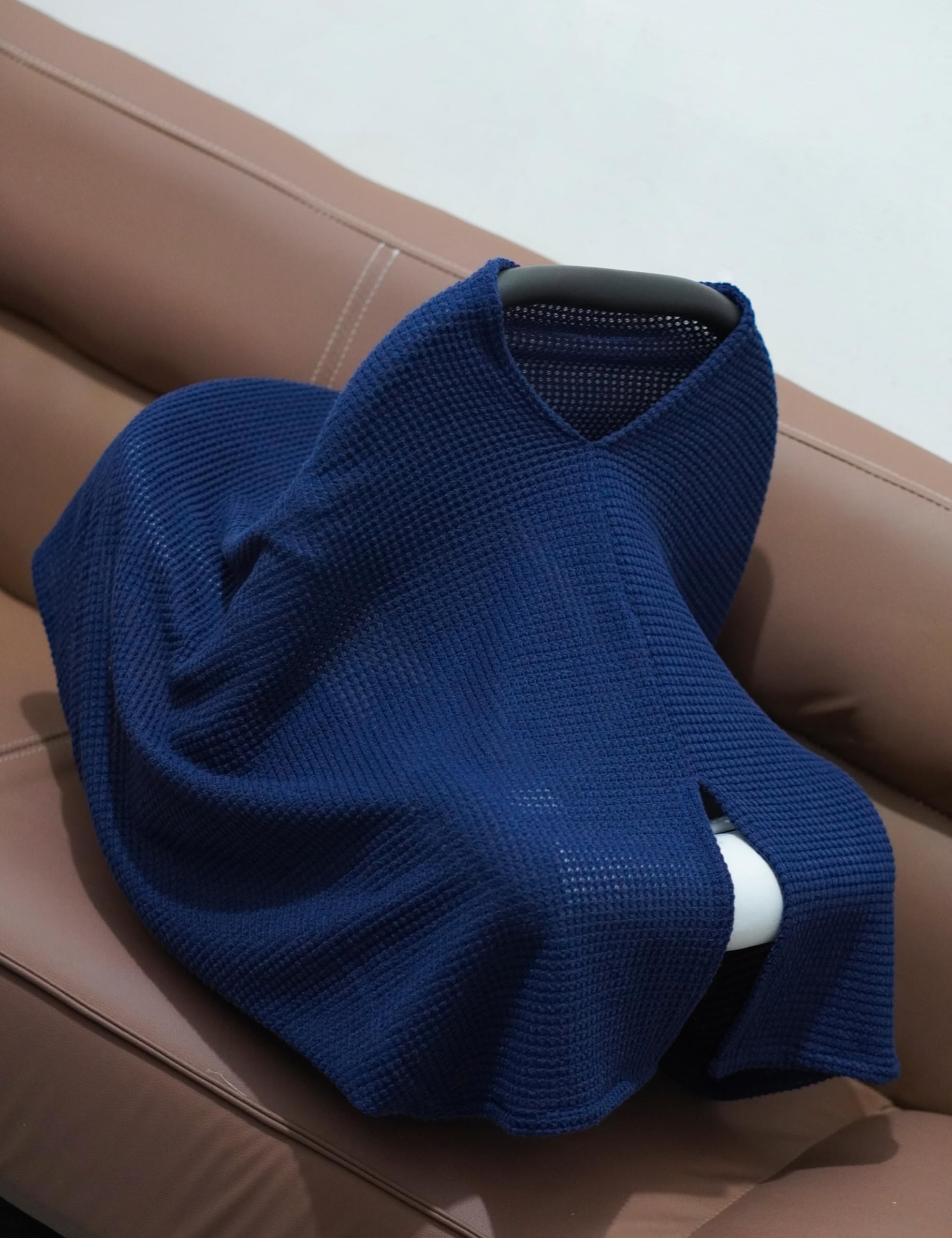 BEWDIO navy blue nursing cover fabric close-up highlights breathable knitted texture