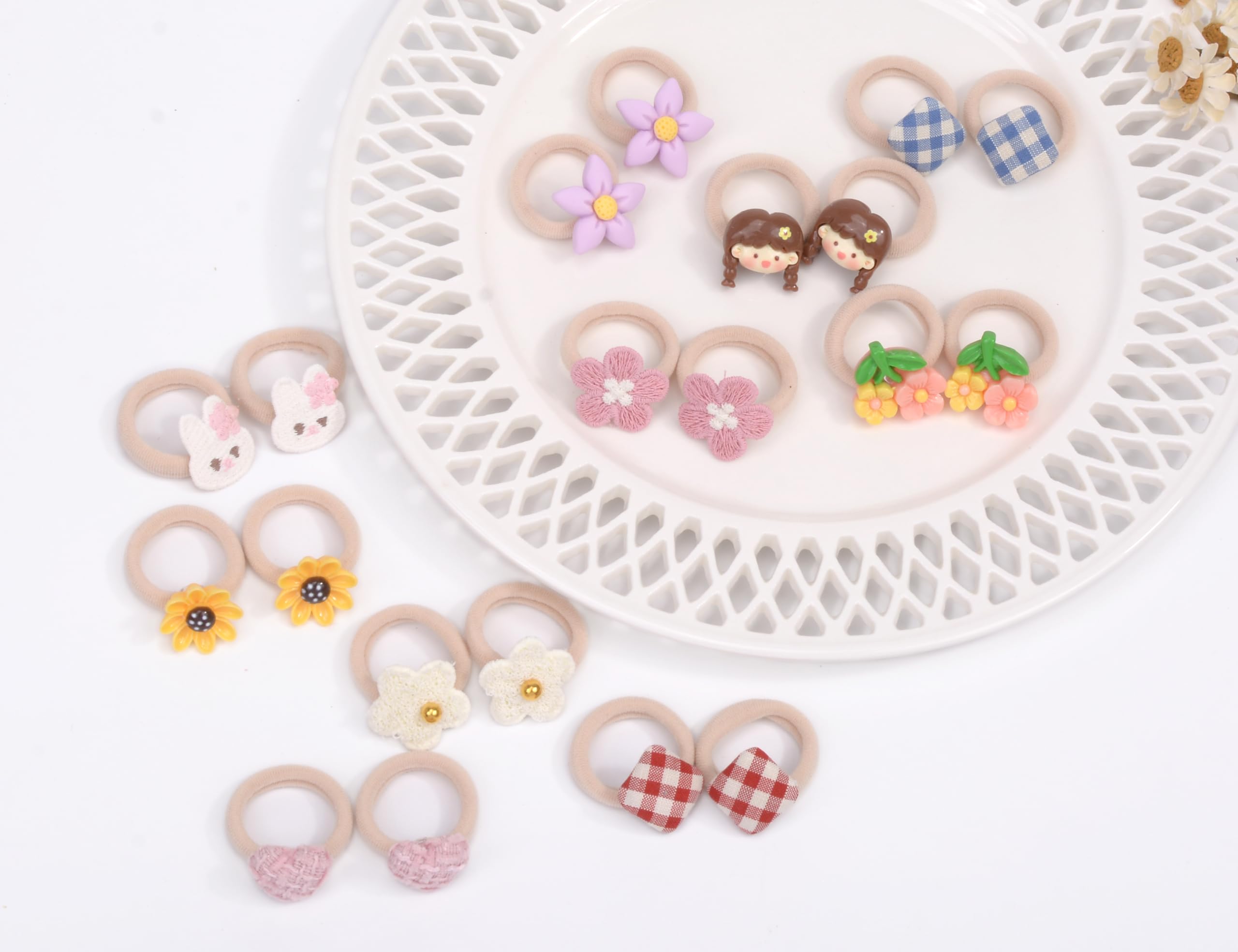 BIANHUAN palm-size hair ties demonstrate compact, kid-friendly sizing for tiny hands.