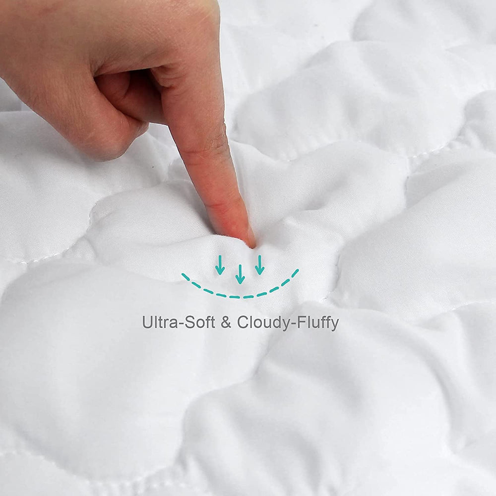 Biloban 52x28 fitted crib cover demonstrates secure fit protecting mattress from spills.