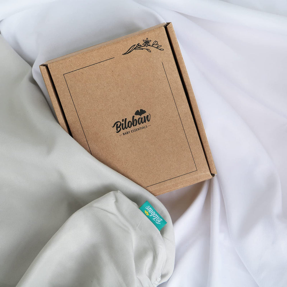 Biloban baby bassinet sheets elastic edge close-up highlights secure fit and quick changes.
