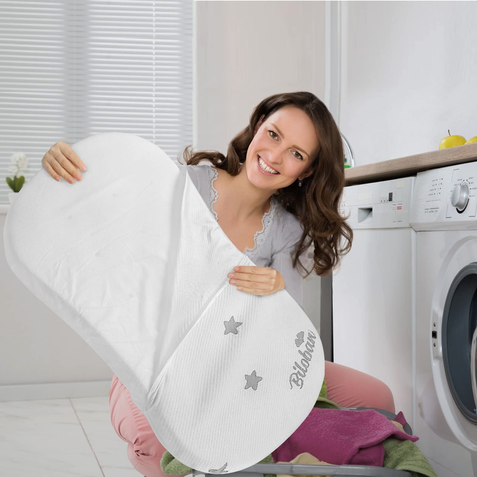 Biloban bassinet pad in use on Halo Bassinest shows a safe fit
