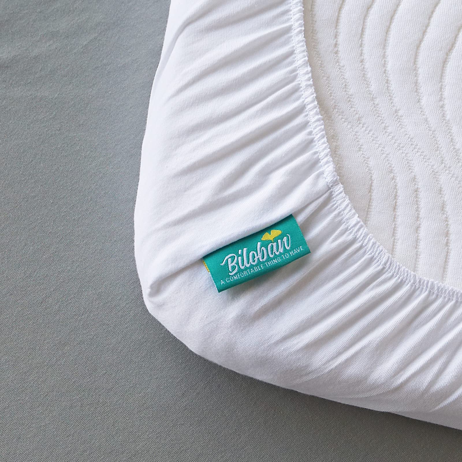 Biloban ultra-soft 100% cotton bassinet sheet enhances baby comfort and breathability.