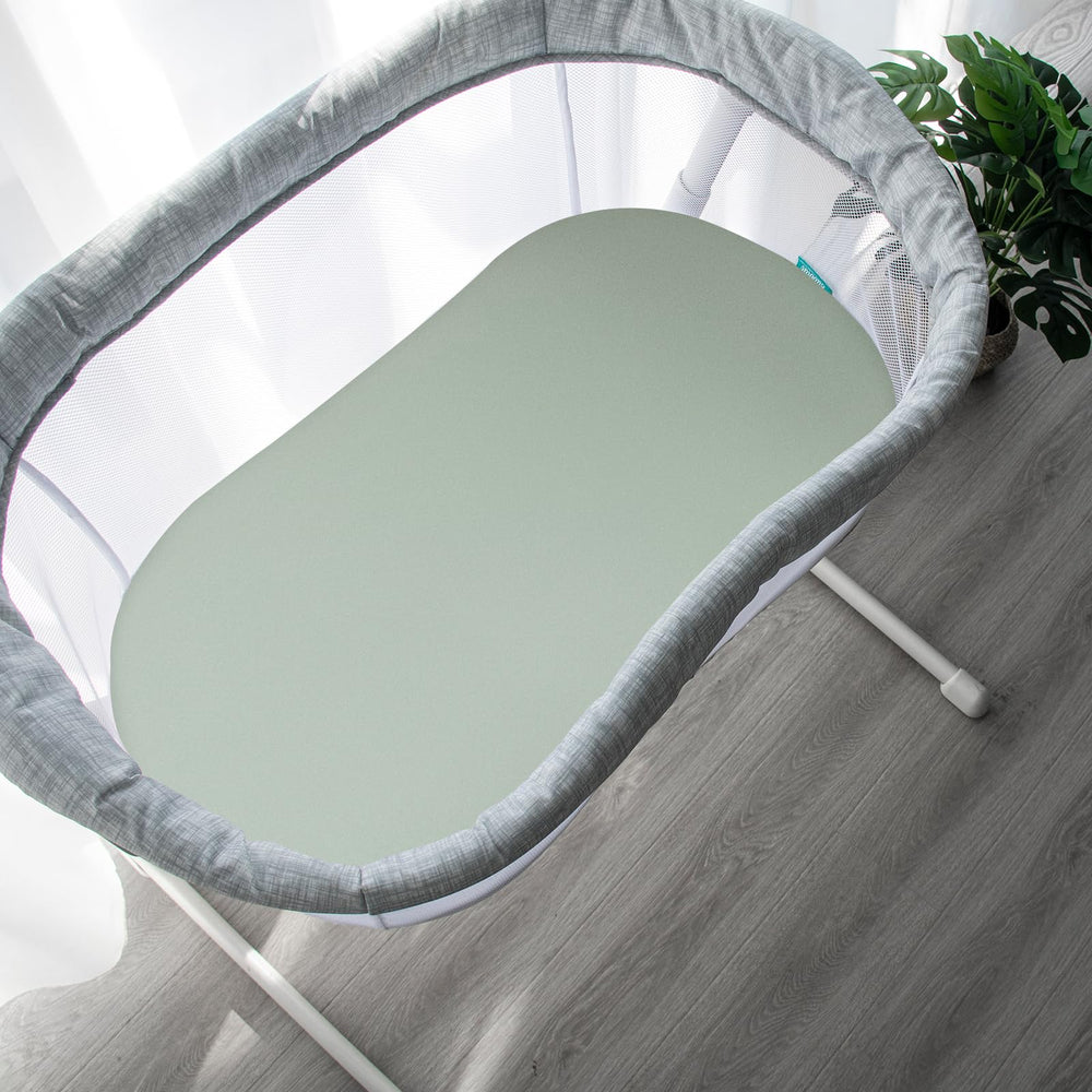 Biloban bassinet sheets are machine-washable and color-retentive after washing.
