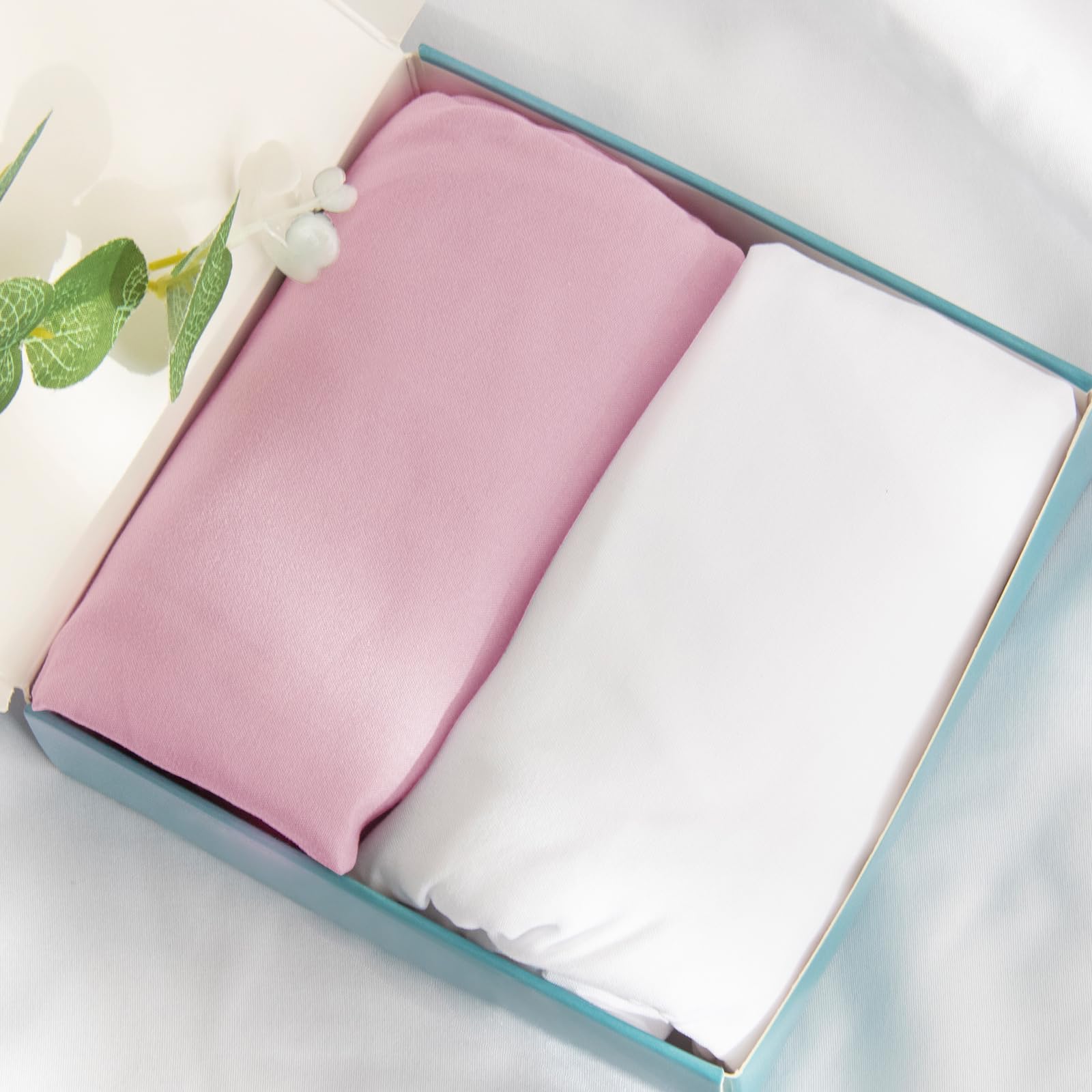 Biloban bassinet-sheets-white-pink-set presents a coordinated nursery option.