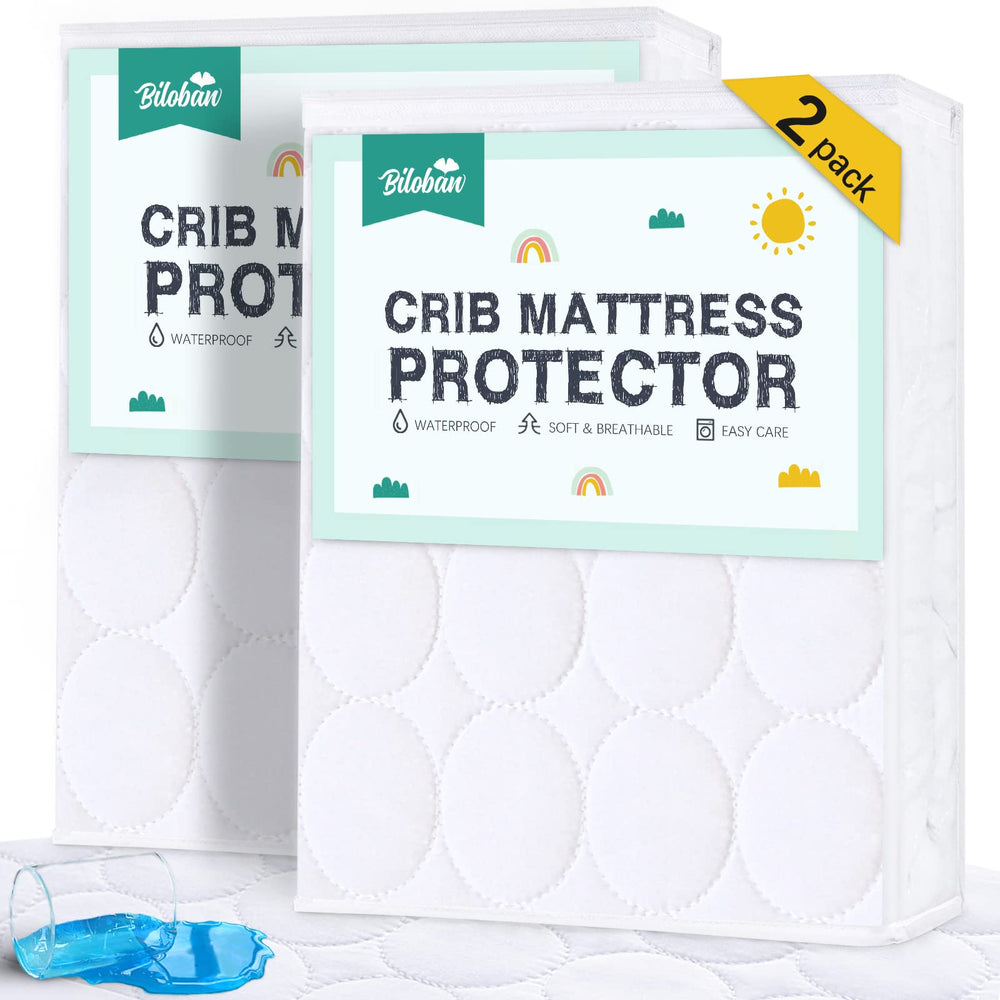 Biloban crib mattress protector packshot shows snug fit and easy-care white surface.