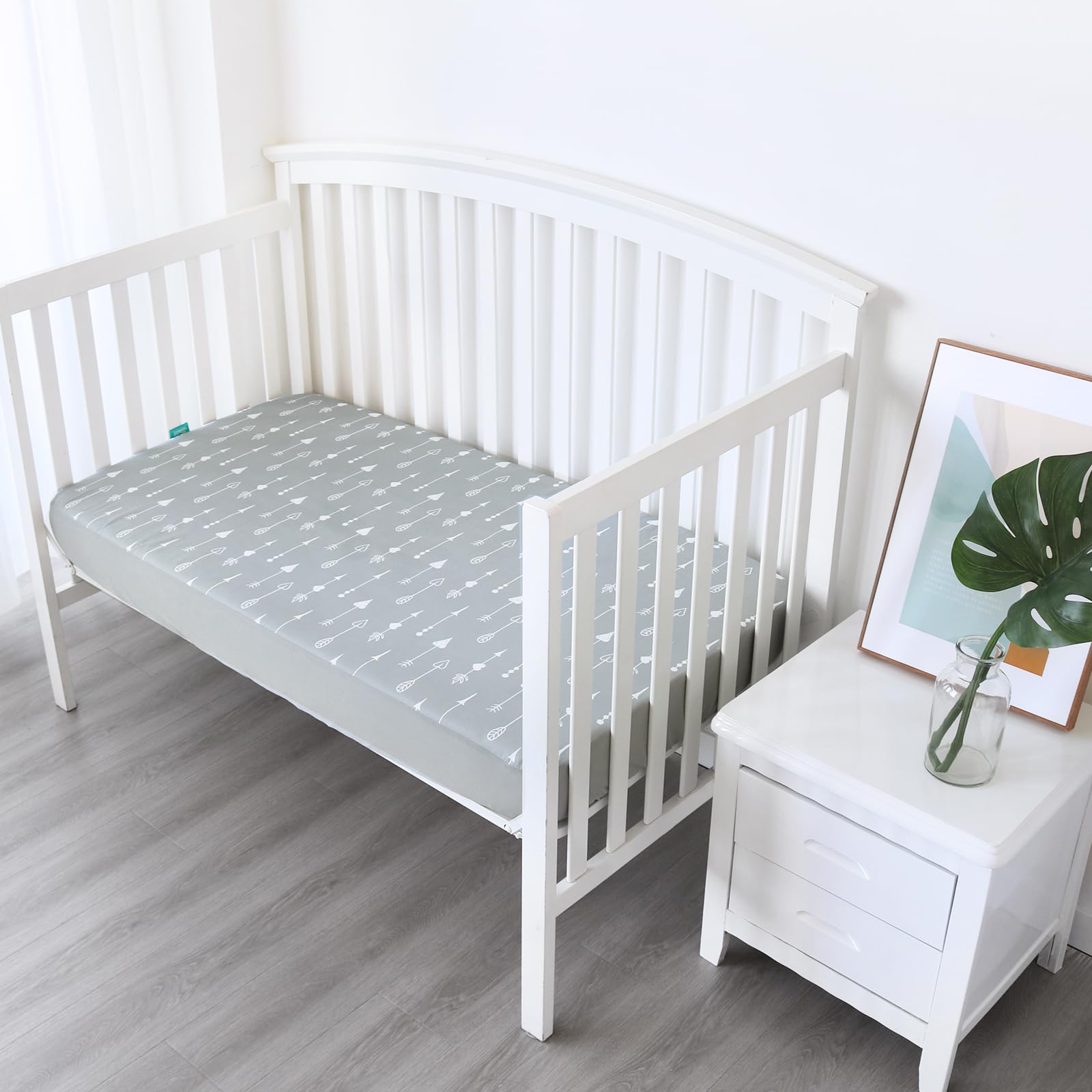 Biloban crib sheet elastic-band-fit keeps cover tight for a smooth, bump-free nights.