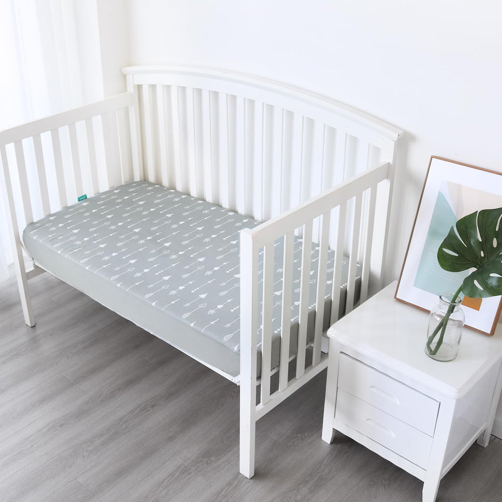 Biloban crib sheet elastic-band-fit keeps cover tight for a smooth, bump-free nights.
