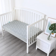Biloban crib sheet elastic-band-fit keeps cover tight for a smooth, bump-free nights.