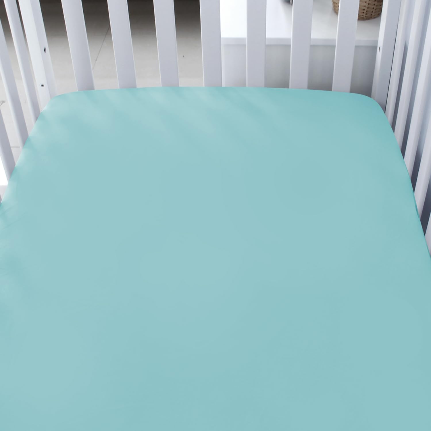Biloban crib sheet elastic band keeps the sheet in place for wrinkle-free crib.