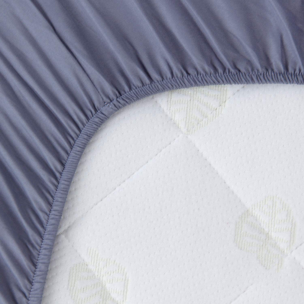Biloban crib sheet machine-washable and dryer-friendly for easy cleanup.