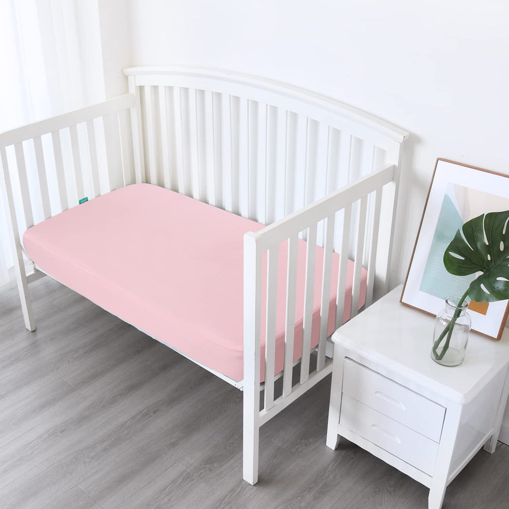 Biloban crib sheets fitted aqua highlight a smooth sleeping surface and easy care.
