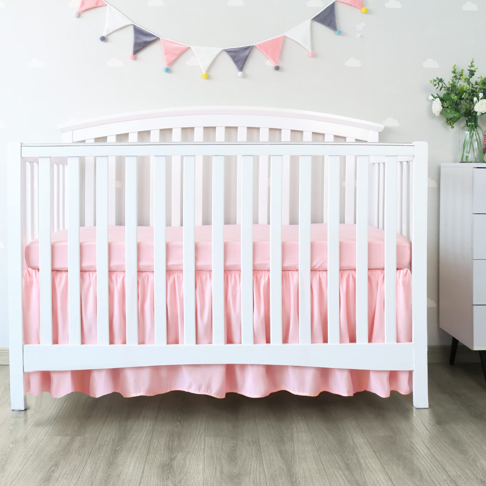 Biloban crib skirt easy-attach-system enables quick setup without moving the mattress
