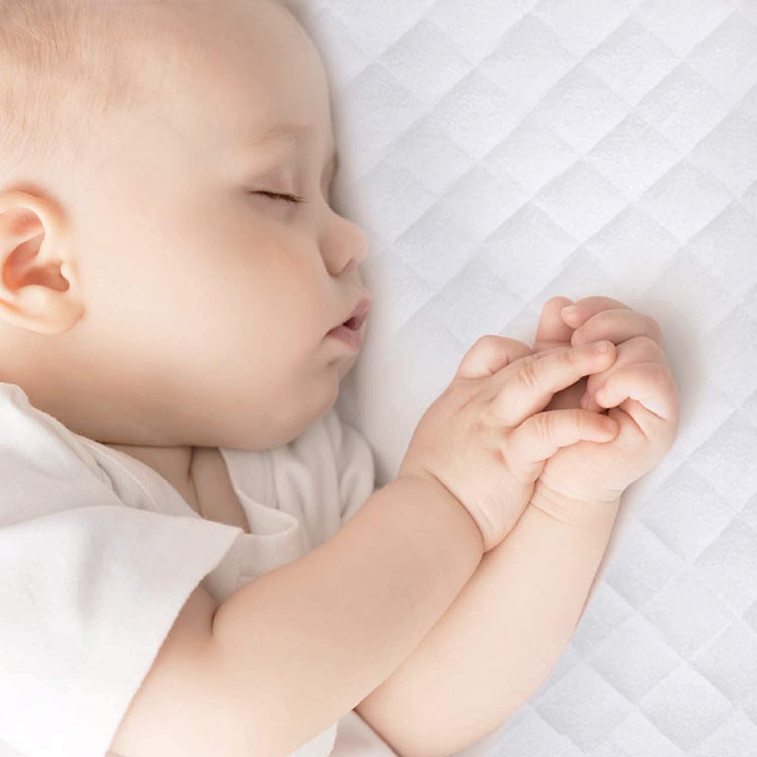 Elastic skirt around edge ensures snug fit on various bassinet mattresses