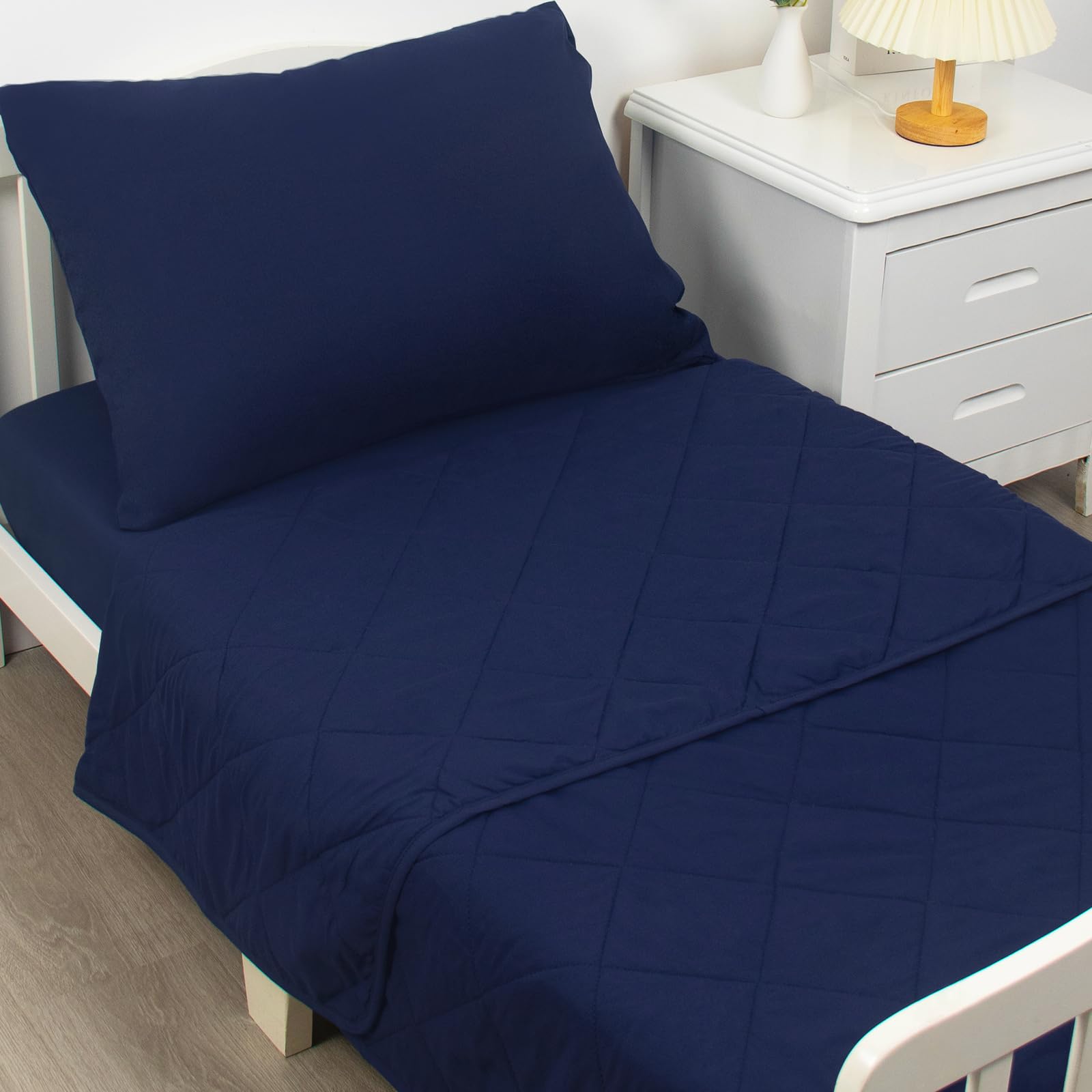 Biloban fitted sheet 28x52-8 demonstrating snug toddler bed fit.