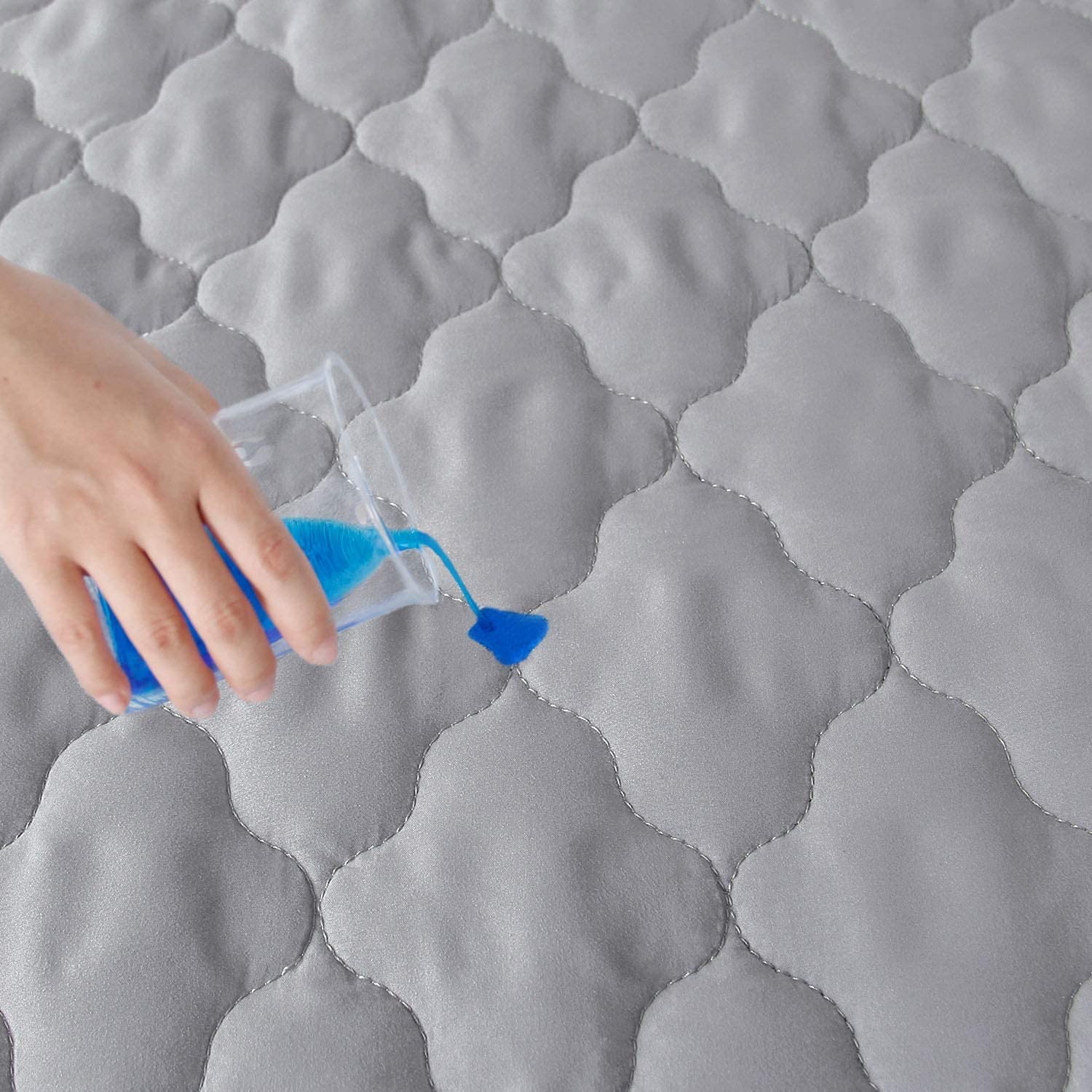 Biloban machine-washable design makes cleanup easy between uses and spills.