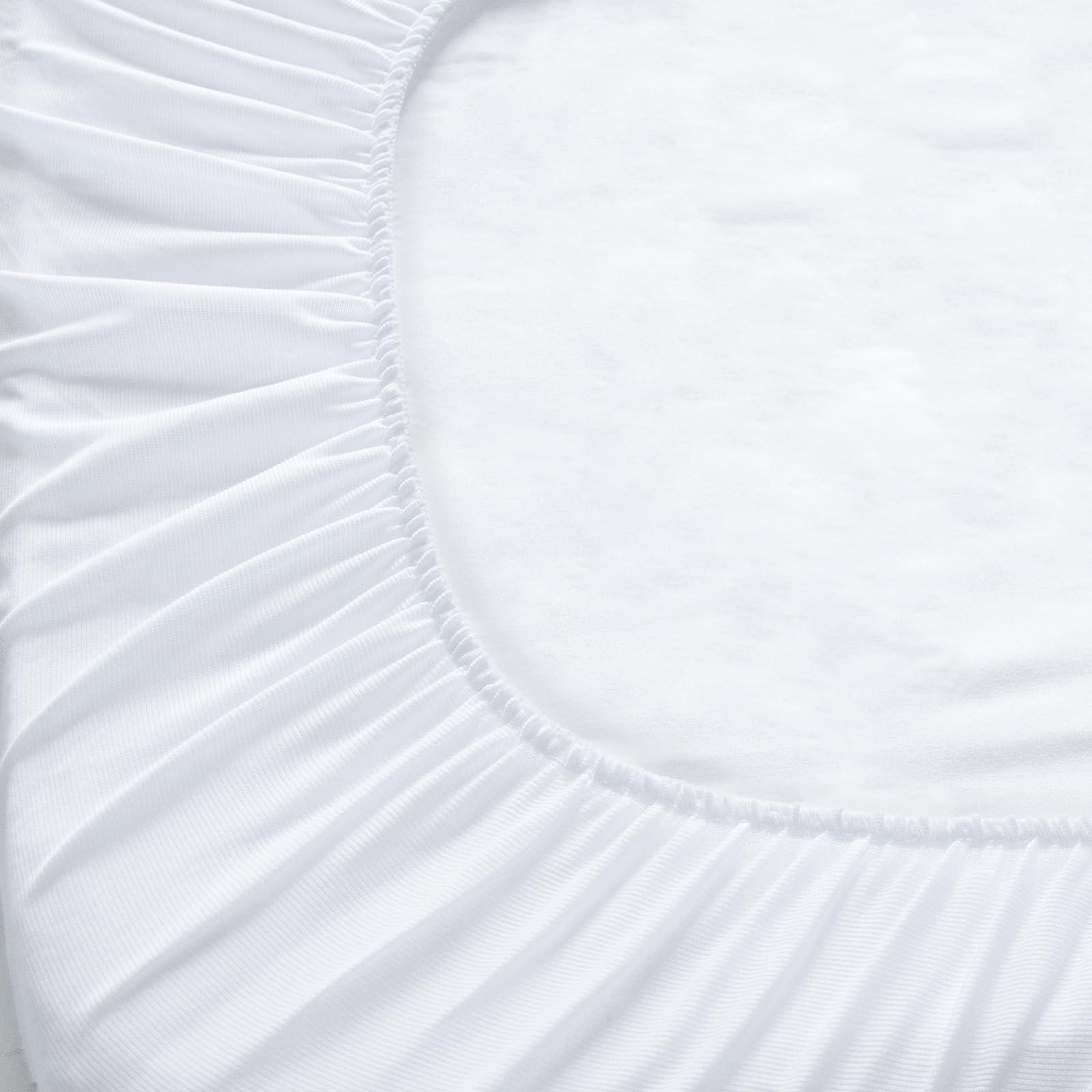 Elastic-band edge on Biloban sheets secures a flat fit.