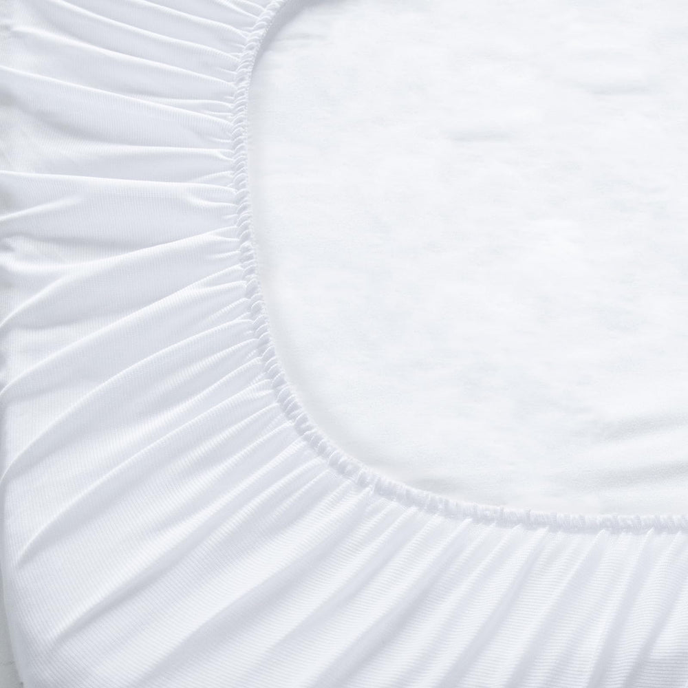 Elastic-band edge on Biloban sheets secures a flat fit.