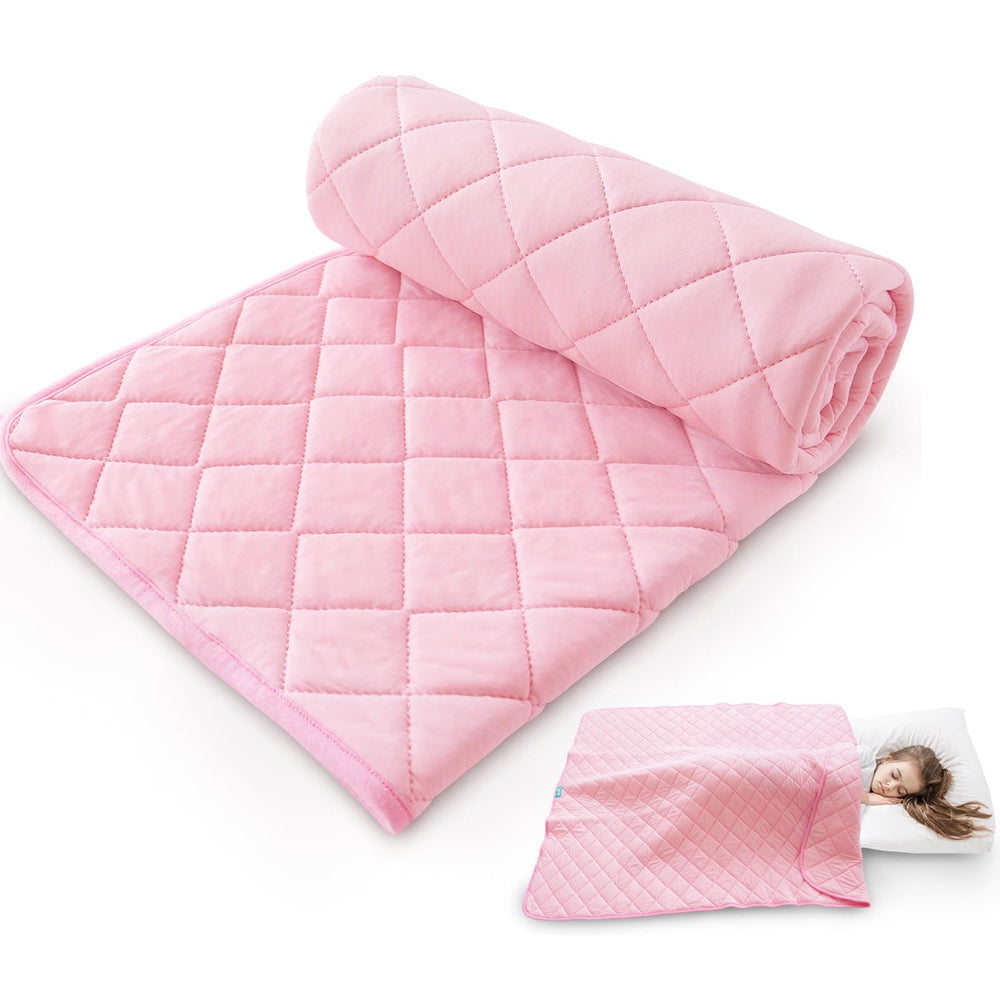Biloban toddler comforter pink closeup shows soft plush fabric ideal for sensitive skin
