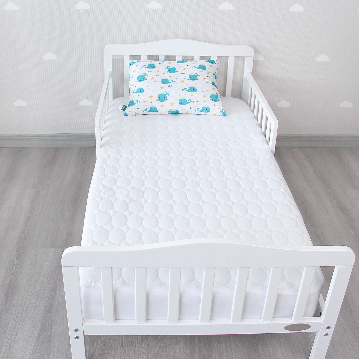 Biloban waterproof crib mattress protector 4-pack setup highlighting leak protection for overnight spills.