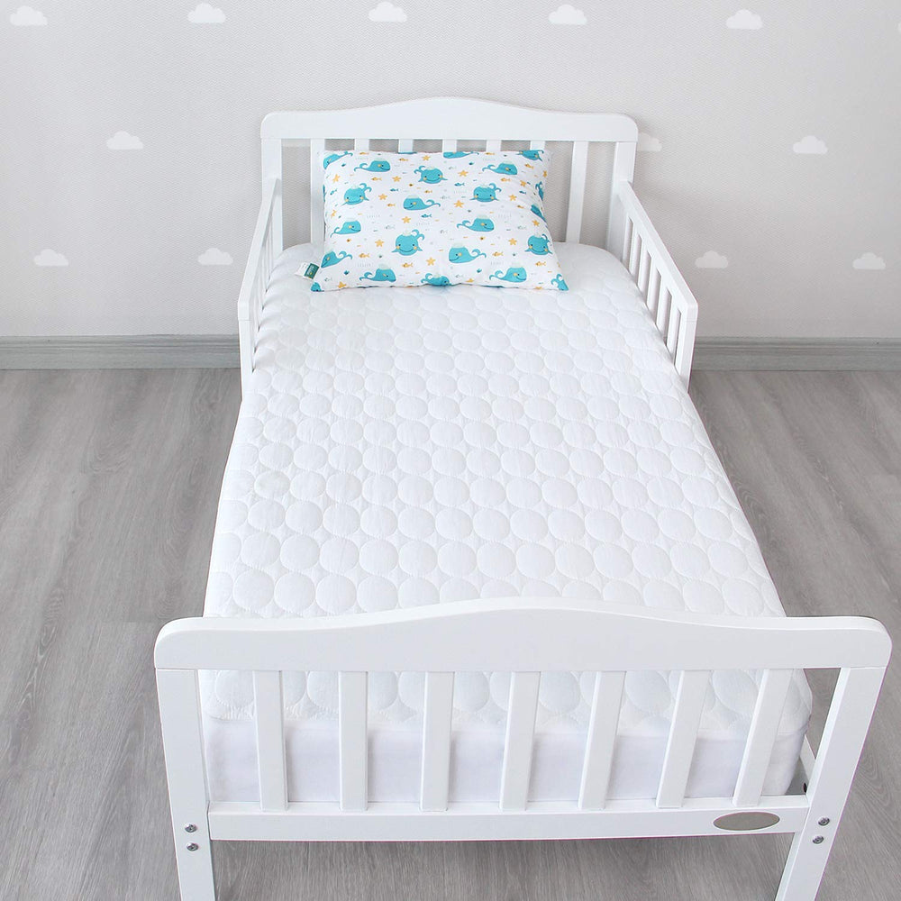 Biloban waterproof crib mattress protector 4-pack setup highlighting leak protection for overnight spills.