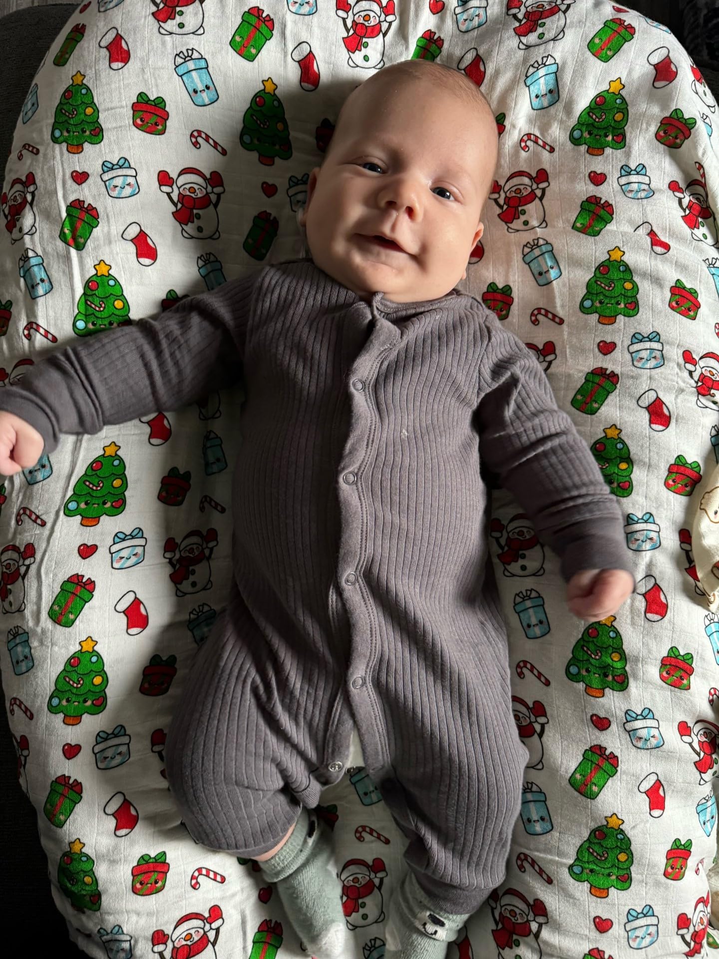 BlessEver muslin swaddle all-season use maintains breathable comfort year round.