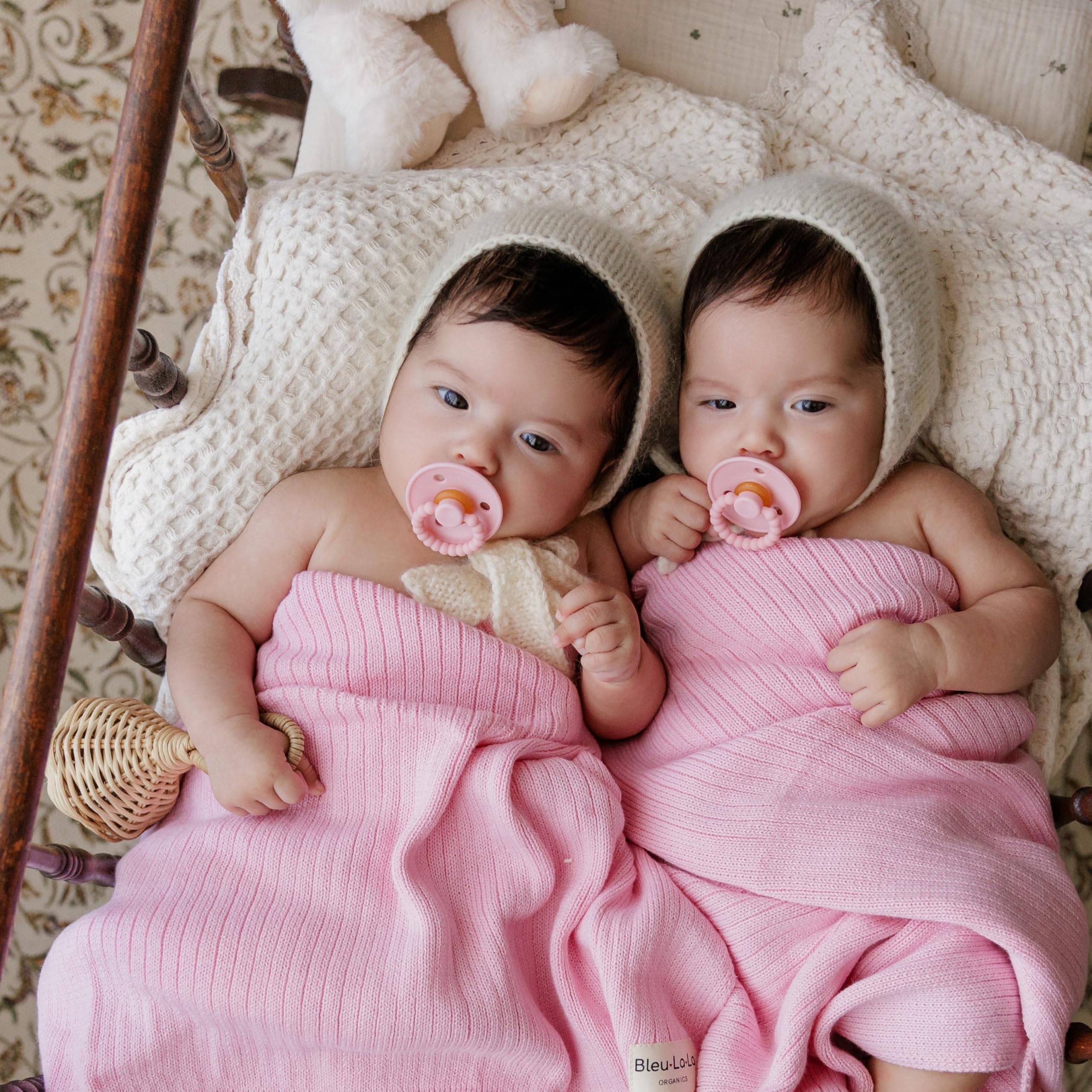 Bleu La La Luladream baby uses pacifier with clip secured