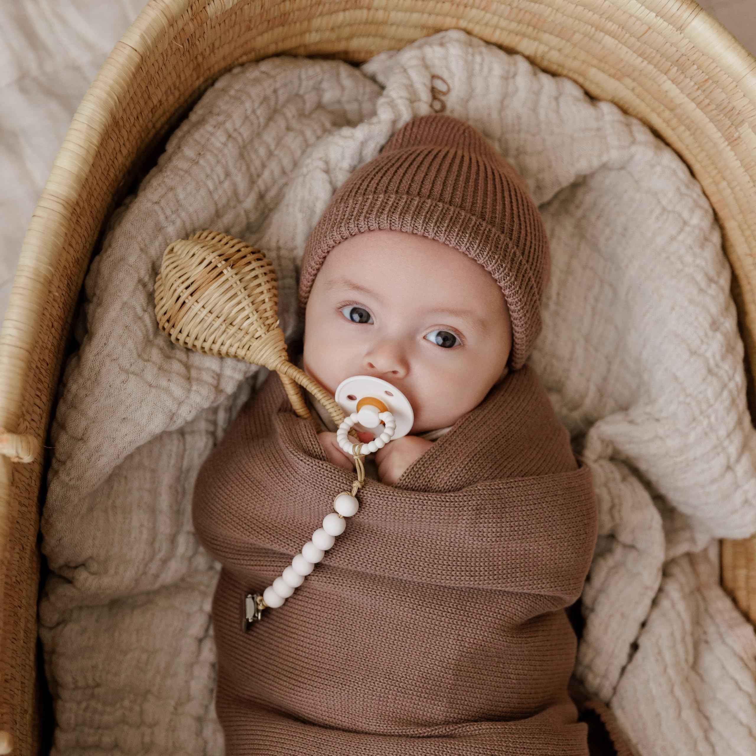 Bleu La La Luladream natural rubber nipple supports soft, safe soothing.