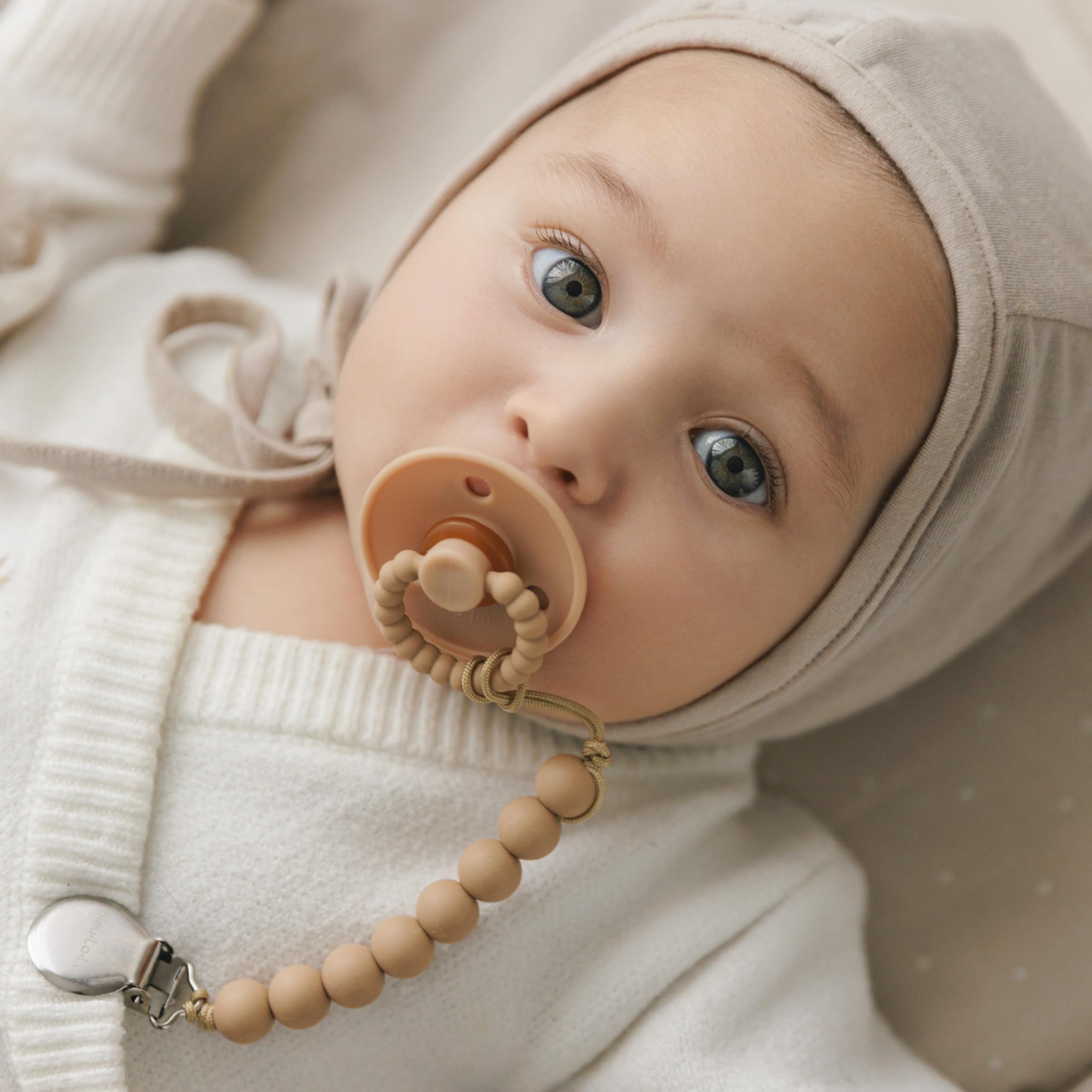 Bleu La La Luladream pacifier cream handle provides chew-friendly comfort.