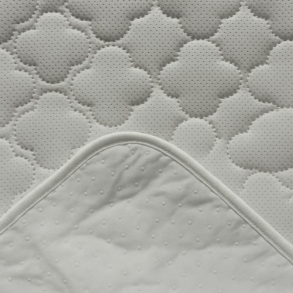 BlueSnail non-slip edges keep the liner in place during restless diaper changes.