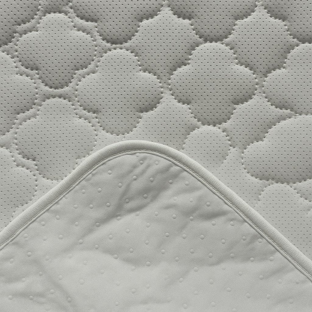 BlueSnail non-slip edges keep the liner in place during restless diaper changes.