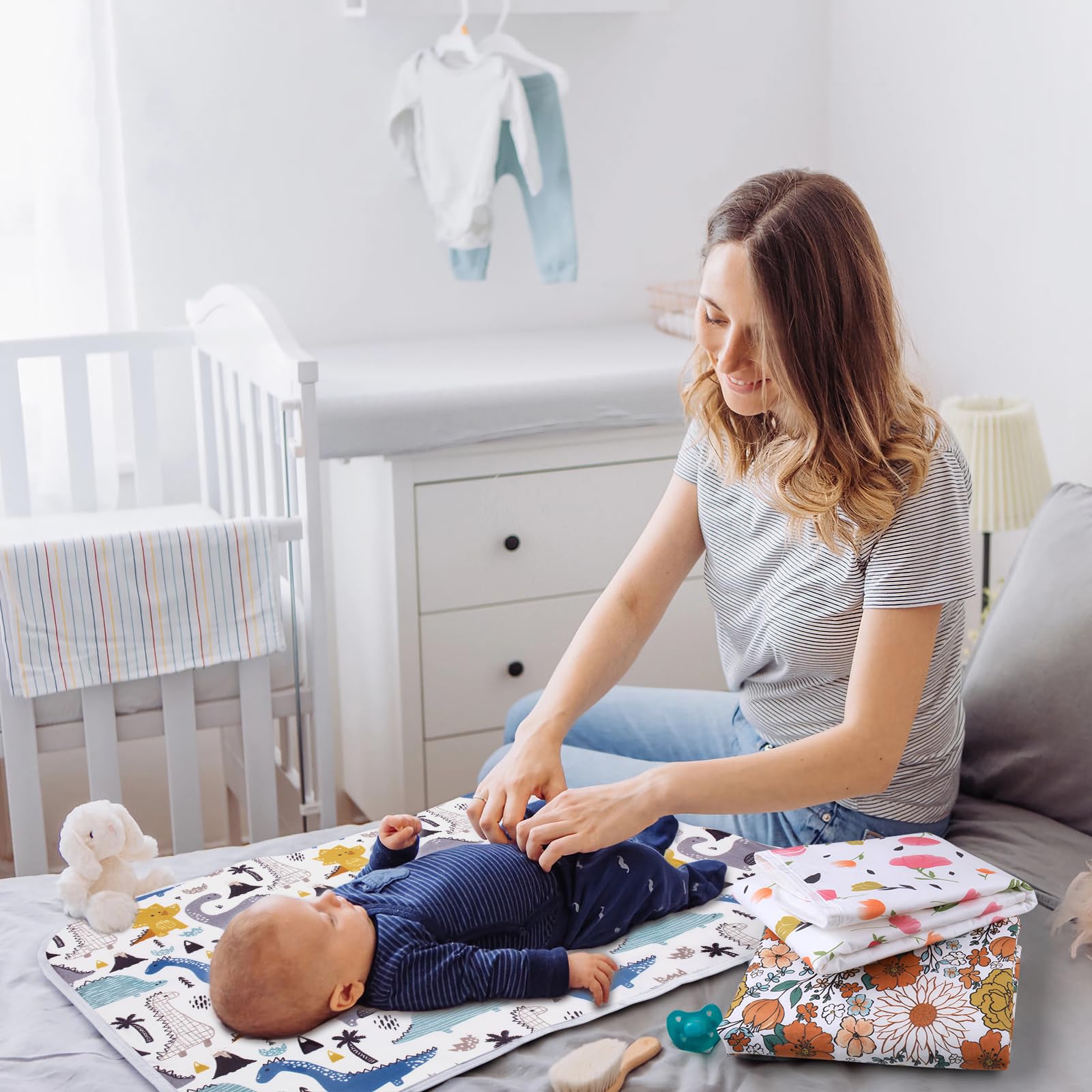 Bnditeu reusable dinosaur change pad design makes a thoughtful baby shower gift.