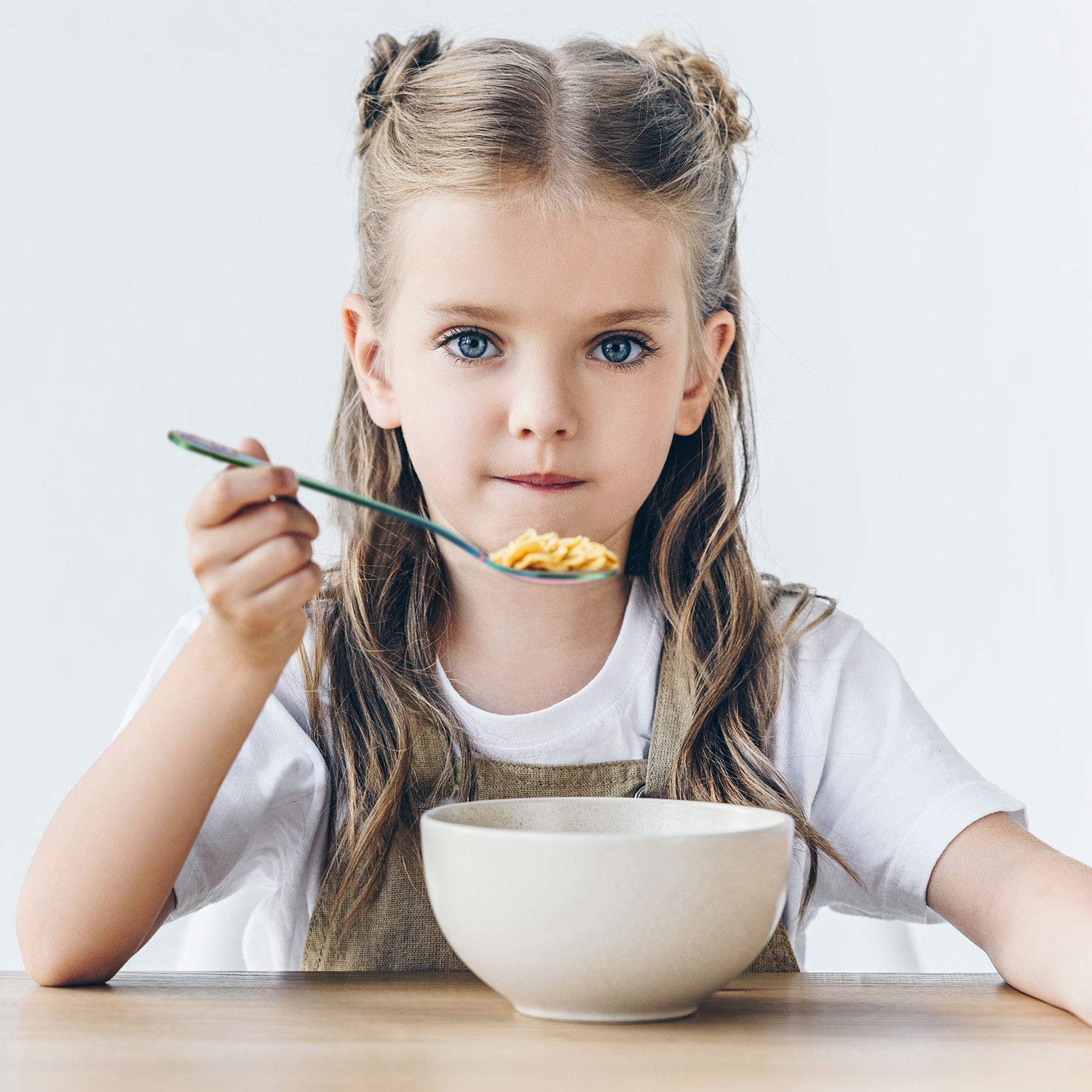 Boao rainbow kids spoons in use during family dinner