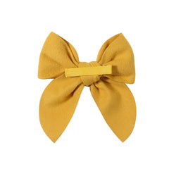 BOENBE LOVED alligator clip yellow detail demonstrating sturdy grip.