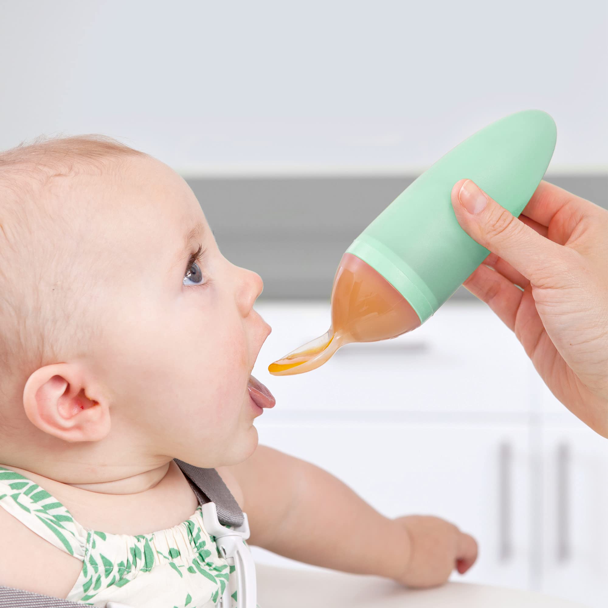 Boon SQUIRT spoon screw-on tip highlights simple setup for quick feeding sessions.