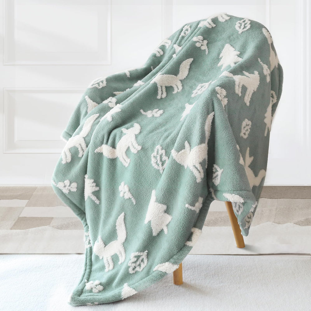 BORITAR machine-washable fleece blanket stays soft after washing.