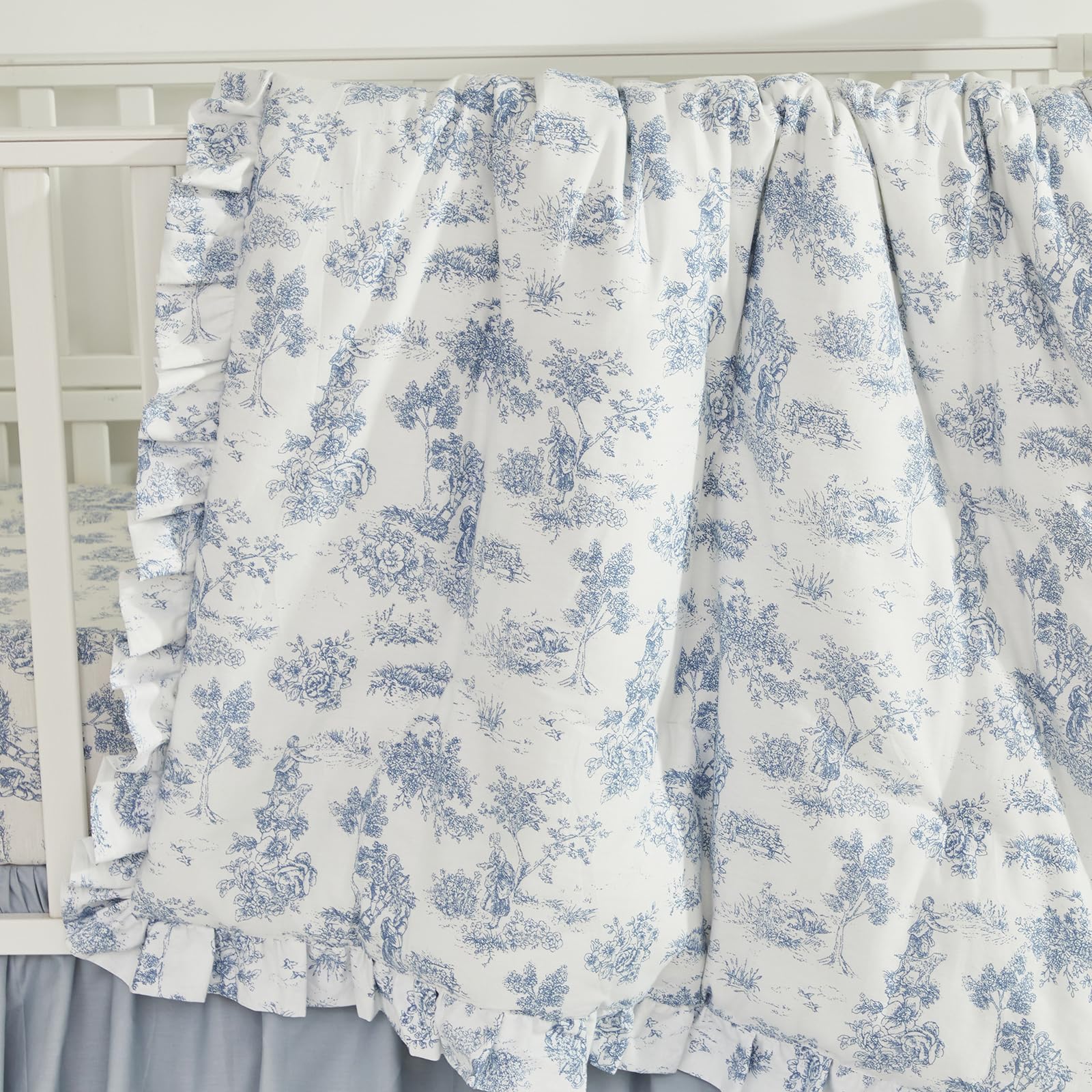 Brandream bedding set adds vintage charm to nursery décor.
