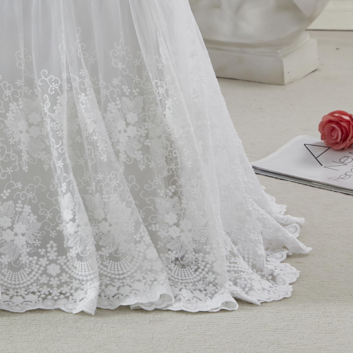 Brandream boho-crib-skirt close-up shows delicate lace trim for vintage charm