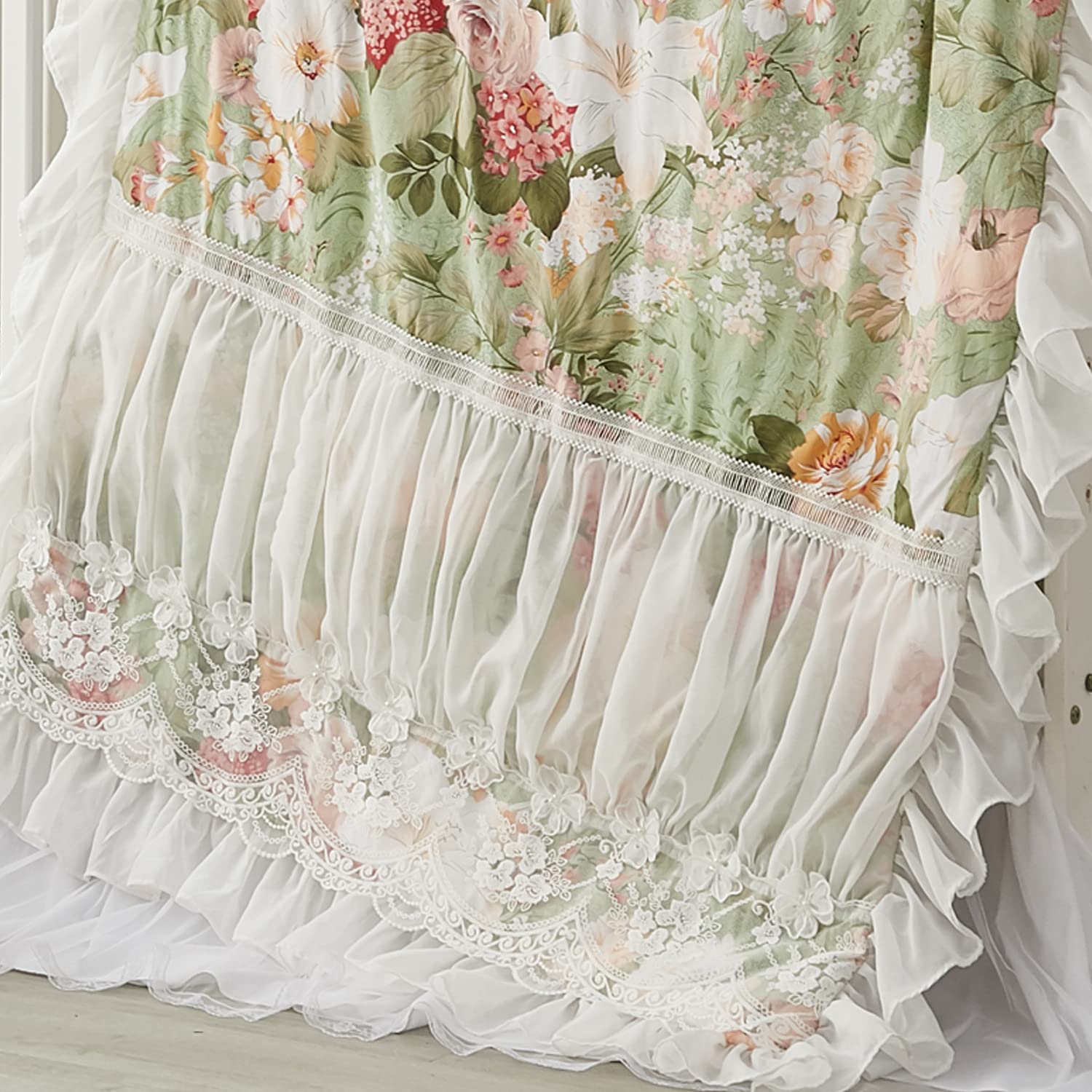 Brandream tulle dust ruffle with 16-inch drop adds shimmer.
