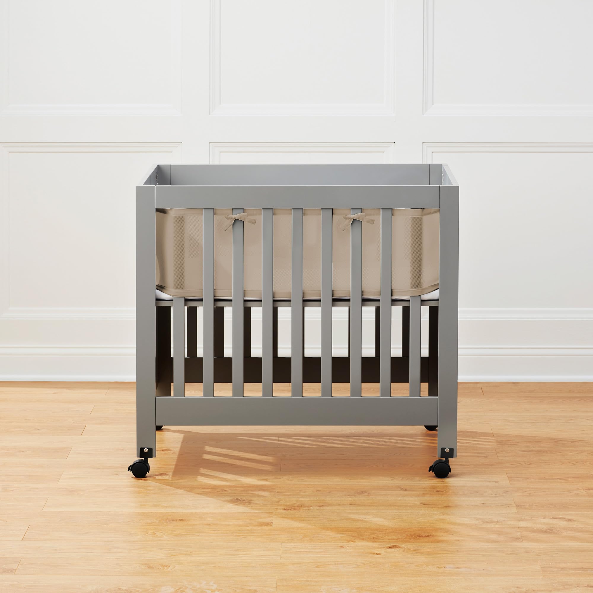 BreathableBaby machine washable mesh liner enables easy cleaning after use.
