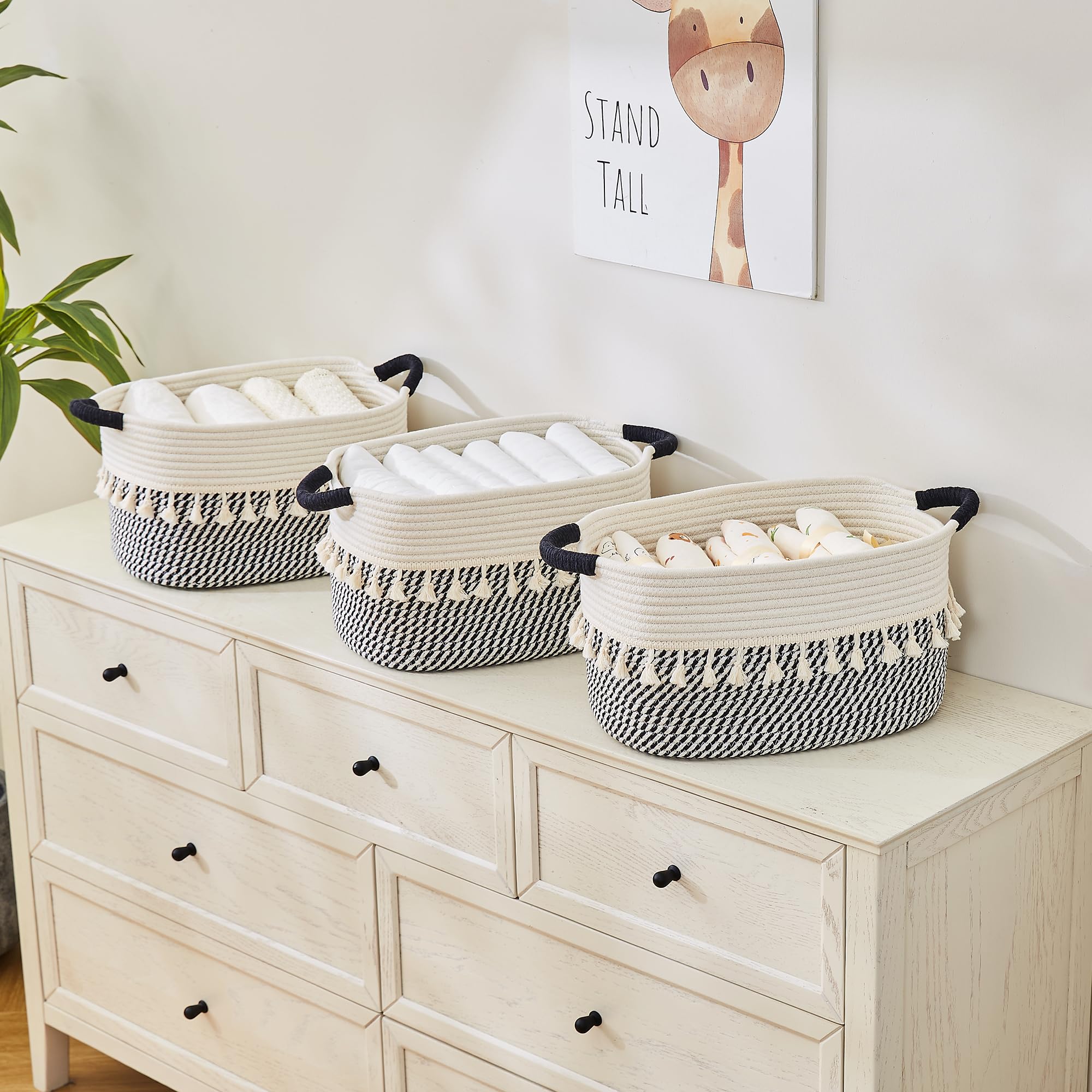 BUBUSUN basket with towels demonstrates plush texture and easy access