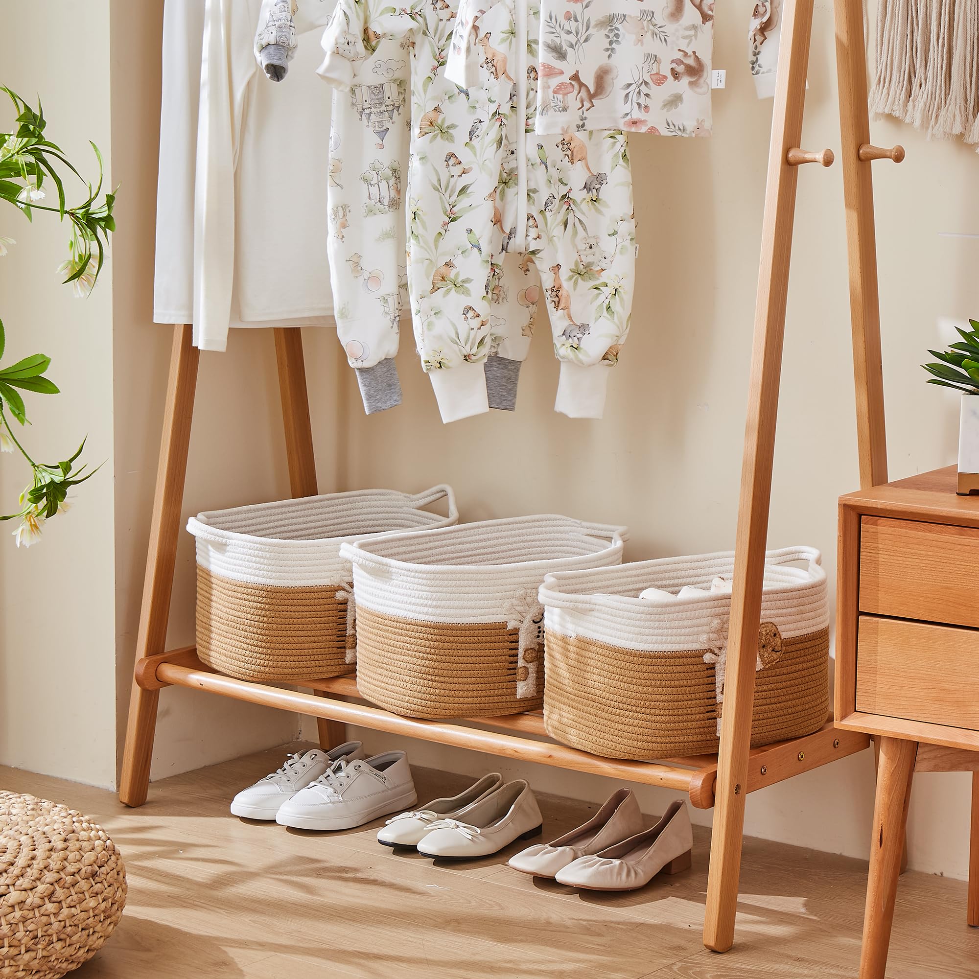 BUBUSUN foldable storage basket folds flat for compact storage.