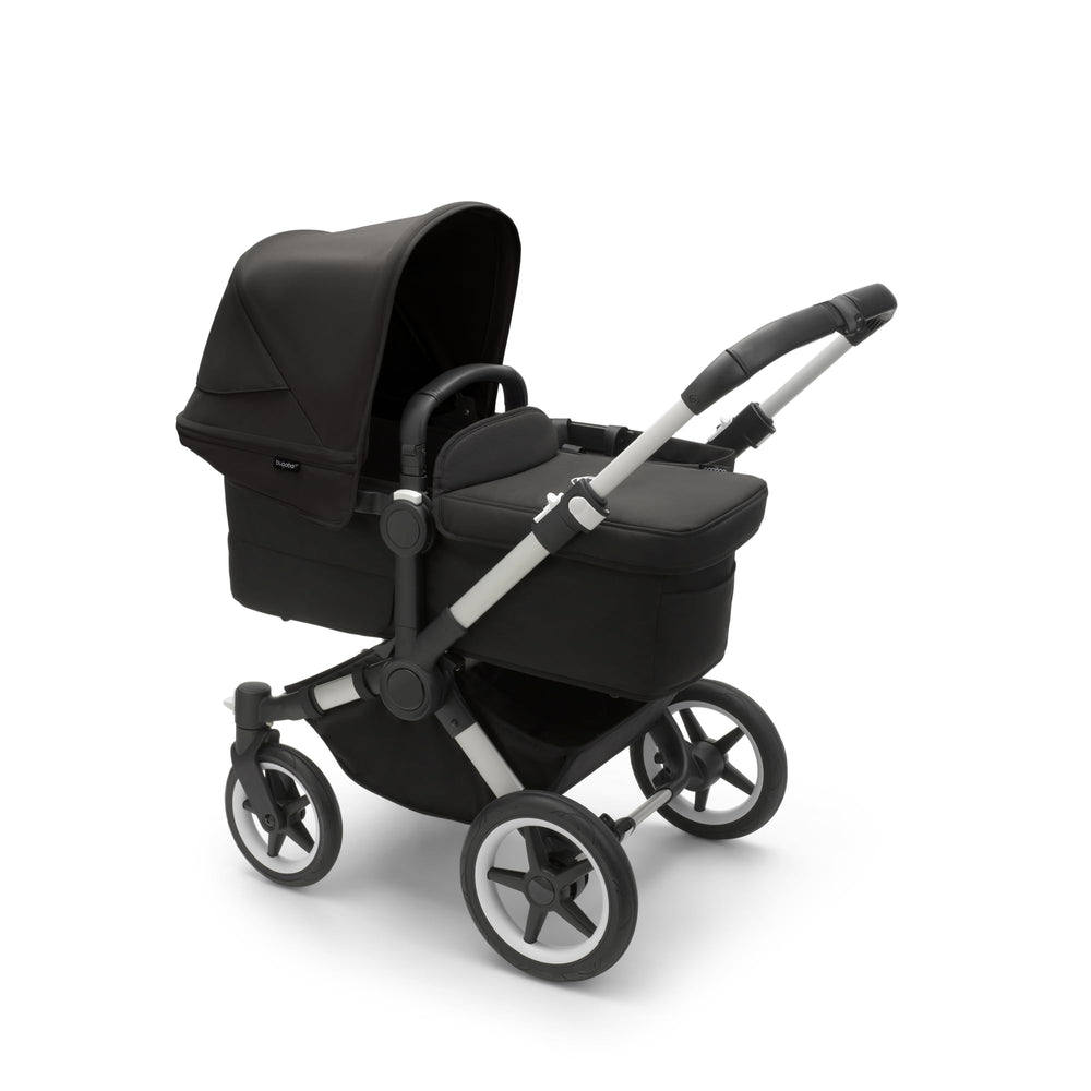 Bugaboo Donkey 5 Mono Midnight Black styling adds everyday versatility.