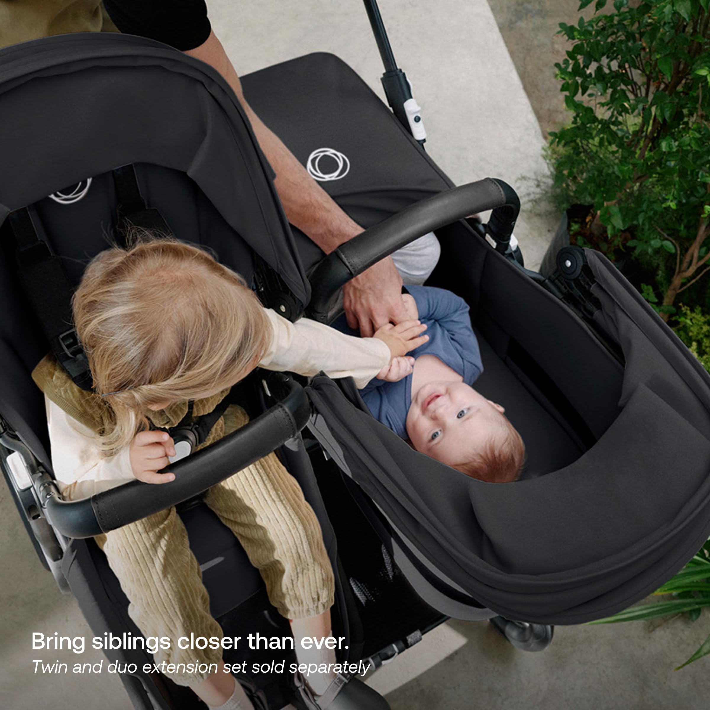 Bugaboo Donkey 5 Mono easy one-handed steering.